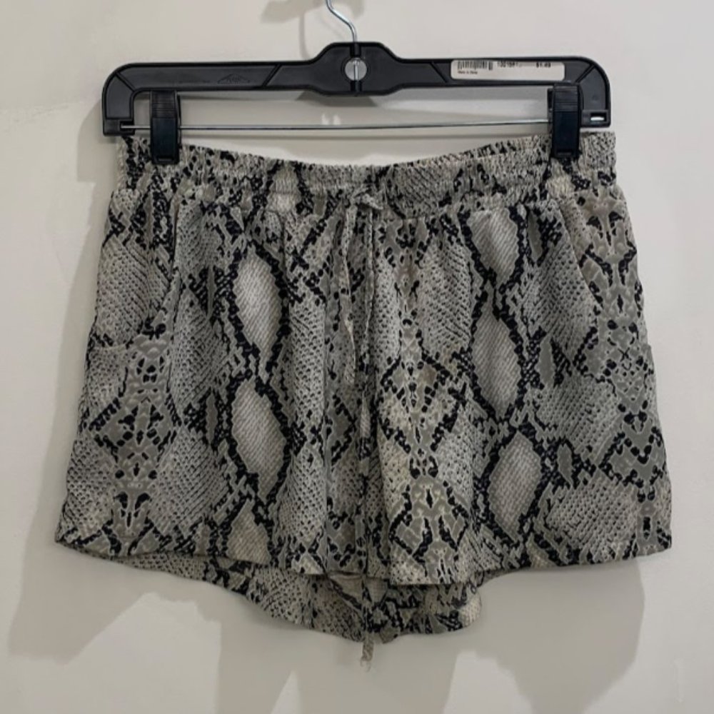 Article Snakeskin Shorts